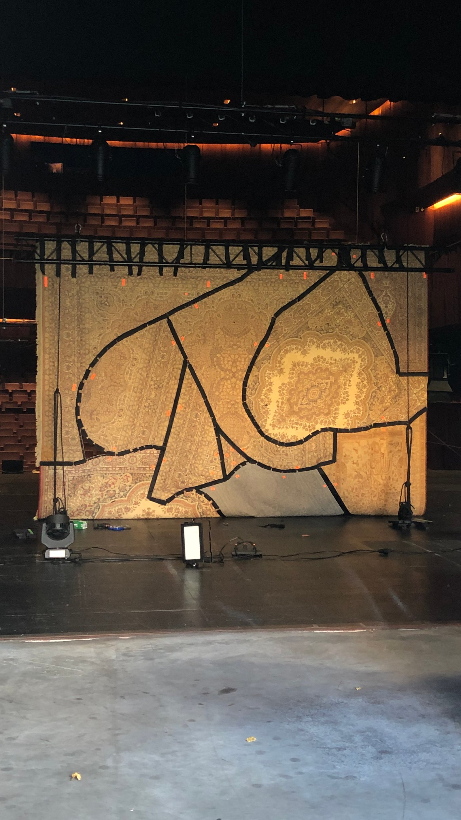 behind the scenes - scenography by Maria Ona for Alfred Garcia - Theaters Tour