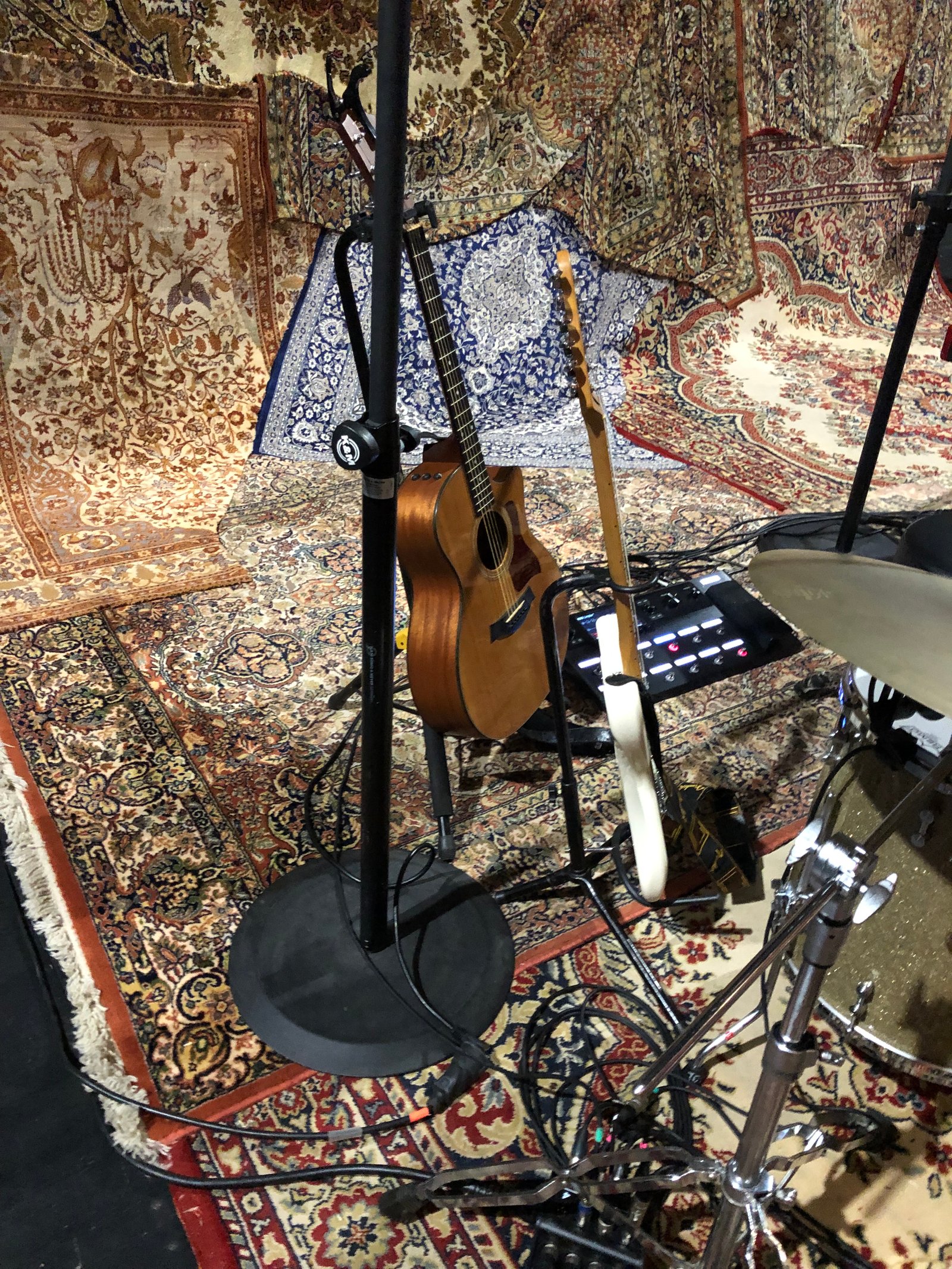 Detail - Instruments and carpets - Scenography by Maria Ona for Alfred Garcia Theaters Tour