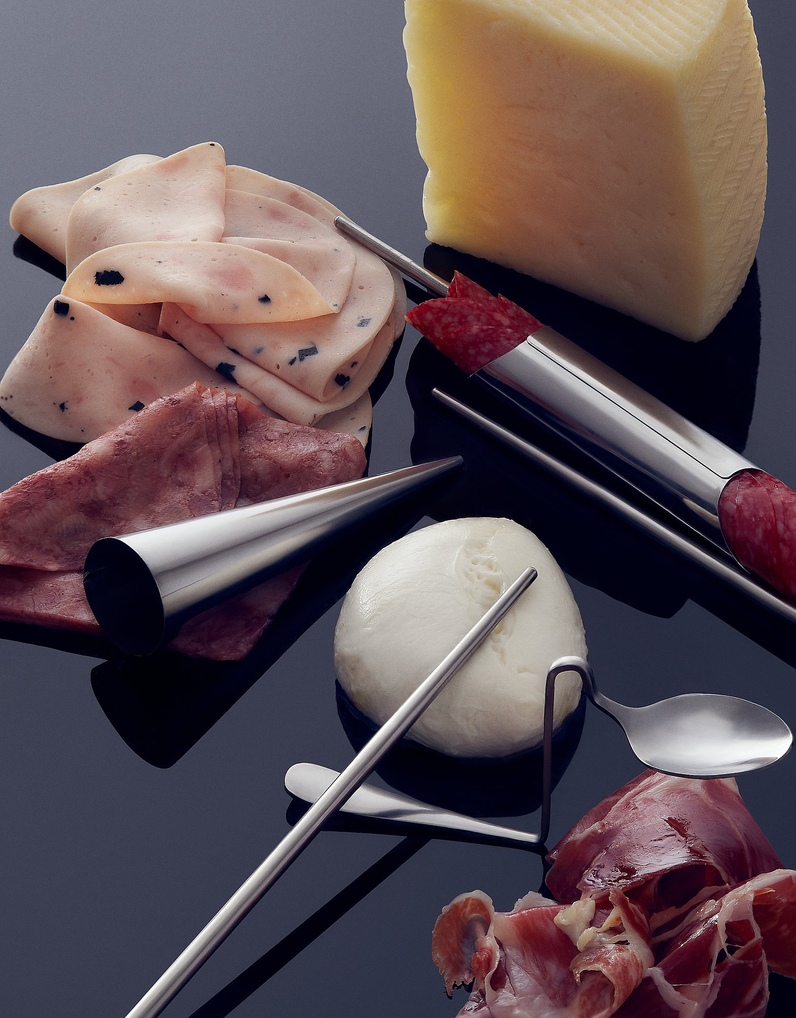 embutidos y quesos disecciónados, fotografía de Geray Mena, bodegón diseñado por María Ona